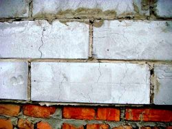 Трещины в стене из газобетона - нарушена технология строительства!
